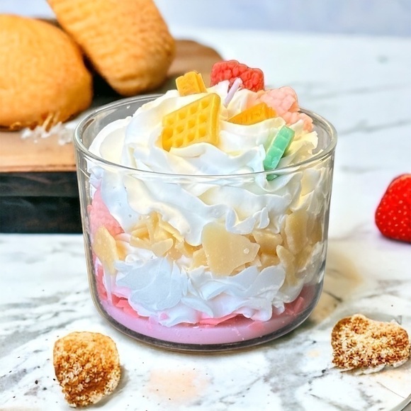 ⚠️SALE Candle / Whipped Cream Ice Cream & Raspberry Soy Wax Candle SEND OFFERS🥳 - Picture 4 of 5